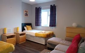 Pearson House - Huku Kwetu 3 Bedroom End Of Terrance House - Family And Business Group Self Catering Accommodation -Huku Kwetu Nottingham